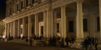 ?Tutti seduti sulle scale di Palazzo Chiericati!?, protesta (nostalgica) dei Giovani Democratici contro Rucco nel giorno del vernissage della mostra