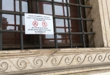 Divieto di sedersi a palazzo Chiericati, 4 multe da 50 euro in una settimana a ventenni della città e dal Veneto. Rucco: “ma nostro obiettivo non è fare multe”