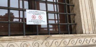 Divieto di sedersi a palazzo Chiericati, 4 multe da 50 euro in una settimana a ventenni della città e dal Veneto. Rucco: “ma nostro obiettivo non è fare multe”