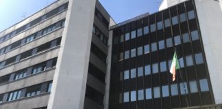 Un 32enne domenicano colpisce con una pietra il buttafuori di una discoteca, parte la rissa. Poi va in Questura con un coltello di 34 cm…