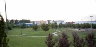 Parco Fornaci, 25enne profugo morde il dito a un vigile dopo aver urinato su una siepe