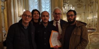 Saluto di Cicero in camicia nera dal balcone sul GdV, esposto al Prefetto dei consiglieri di opposizione: “reato di apologia del fascismo”
