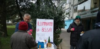 Flash mob (con panettone Melegatti) dei residenti al Villaggio del Sole, presente il consigliere Pd Rolando