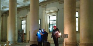 Sit in anti-Cicero, Bepi De Marzi “dirige” Bella Ciao in piazza Matteotti con Anpi, Pd, Prc