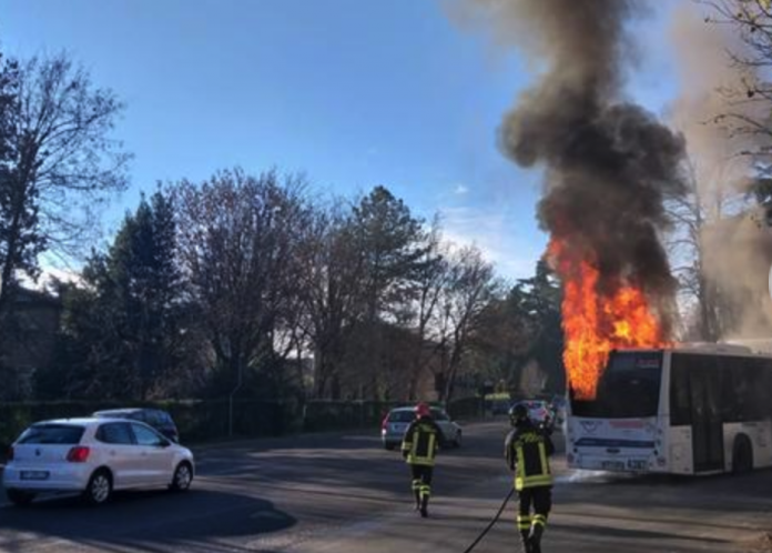 Bus Svt in fiamme a Vicenza