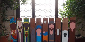 Studenti della Fraccon portano un presepe con materiali di recupero al sindaco Rucco