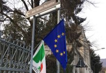 Congresso Pd, strappata la bandiera del partito nel vicentino