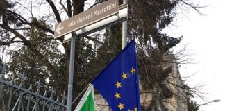 Congresso Pd, strappata la bandiera del partito nel vicentino