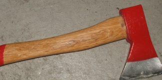 Commerciante 61enne minaccia la compagna con un’accetta