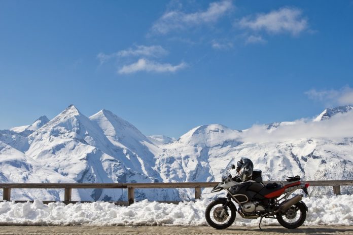 Andare in moto d'inverno con gli accessori giusti