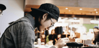 Barista cinese aggredito da un cliente vicentino a Capodanno per uno starnuto nel caffè: finale senza denuncia Barista cinese