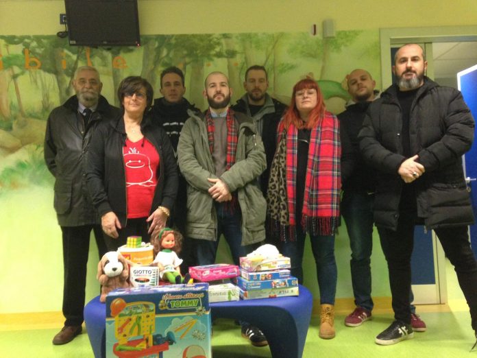 Casapound Vicenza distribuisce giocattoli per la Befana