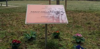 Malmenato un giornalista a Parco Fornaci: la solidarietà di Rucco, Celebron e Colombara Fiori parco Fornaci e targa Giornata della Memoria