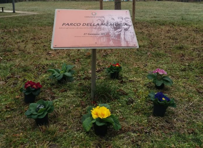 Fiori parco Fornaci e targa Giornata della Memoria