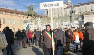 Manifestazione pro Tav, l'assessore Cicero sfila a Torino con il cartello VICENZA