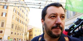 Gazebo Salvini all’esterno Fiera, centrosinistra: “Rucco intervenga” Matteo Salvini in divisa da poliziotto dopo le felpe