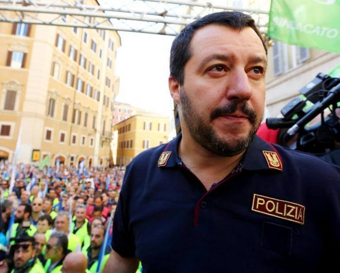 Matteo Salvini in divisa da poliziotto dopo le felpe