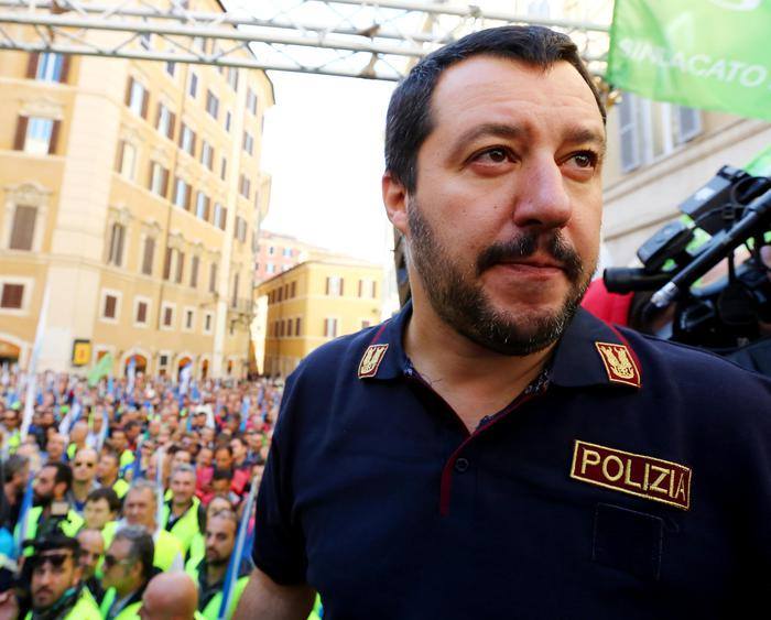 Matteo Salvini in divisa da poliziotto dopo le felpe