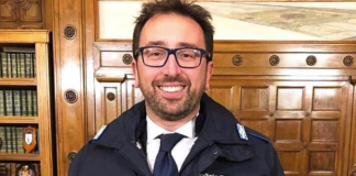 Ministro Bonafede in… malafede su La 7: “mai come Salvini”. Ma… Ministro Alfonso Bonafede indossa la giacca della polizia carceraria