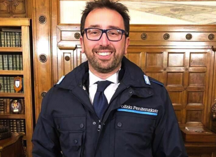 Ministro Alfonso Bonafede indossa la giacca della polizia carceraria