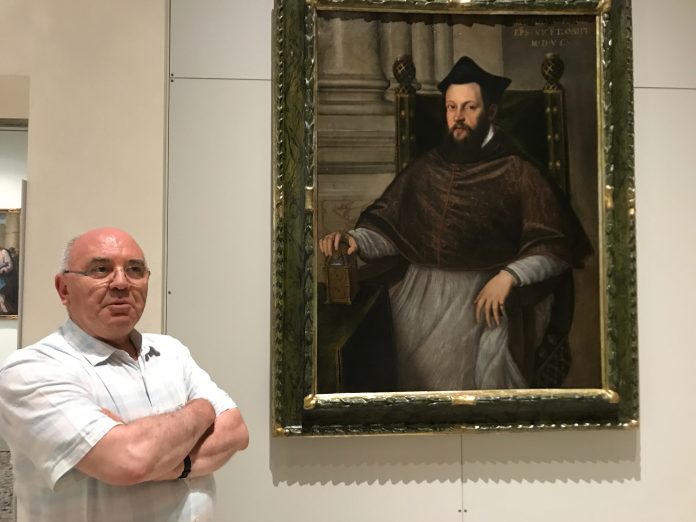 Mons. Francesco Gasparini col ritratto del Vescovo Matteo Priuli acquistato con contributi della Fondazione Roi