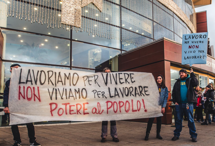 Protesta contro apertura centri commerciali nei festivi