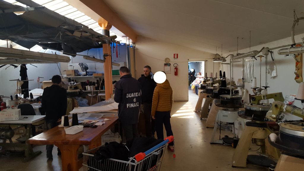 Operazione della GdF a Malo con seqeustro laboratorio tessile cinese abusivo