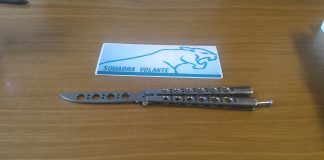 Il “pistolero” ora usa i coltelli: botte a un questuante, minacce e gente in fuga da piazza Castello