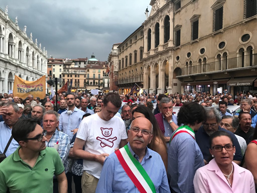 Soci BPVi e Veneto Banca che manifestavano per indennizzi a Piazza dei Signori a Vicenza