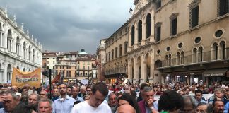 Fondo Indennizzo Risparmiatori, in anteprima esclusiva le richieste (non bocciature!) della Commissione Ue nella lettera a Rivera  (Mef) il… Risparmiatori soci BPVi e Veneto Banca che manifestavano per indennizzi a Piazza dei Signori a Vicenza