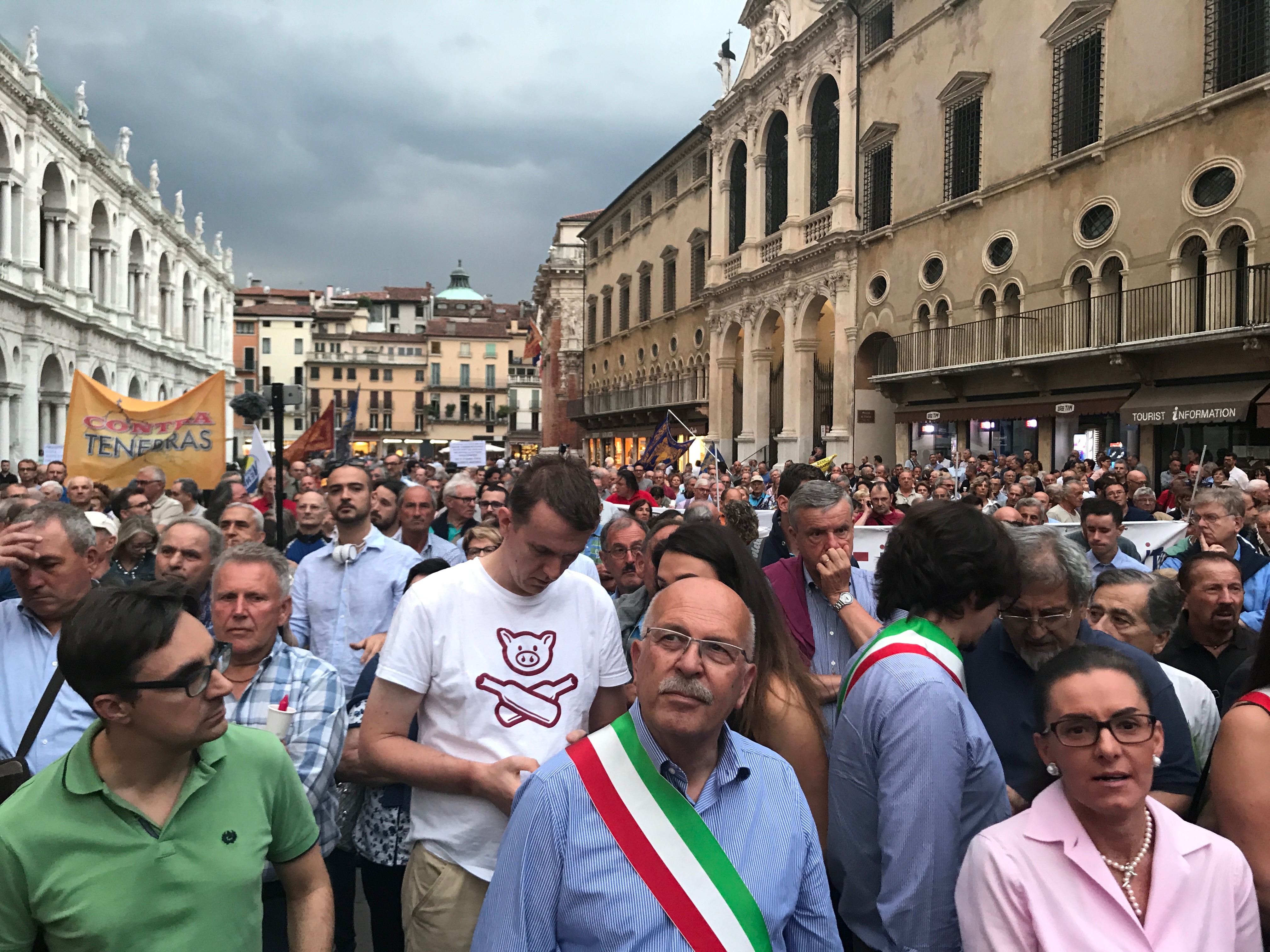 Risparmiatori soci BPVi e Veneto Banca che manifestavano per indennizzi a Piazza dei Signori a Vicenza