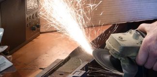 Odore di bruciato da camera letto, aperta cassaforte con flessibile. La vicina: “pensavo dei lavori…”