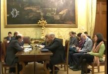 Achille Campanile, il pendolo, un cugino al telefono e “la mano” di Bersani ai 5 Stelle