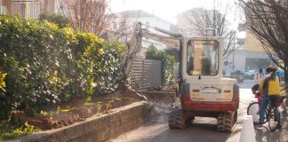 Muretto dello spaccio, Rucco e Cicero lo abbattono in via Allende Muretto dello spaccio abbattuto a via Allende