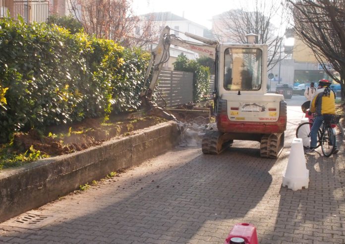 Muretto dello spaccio abbattuto a via Allende