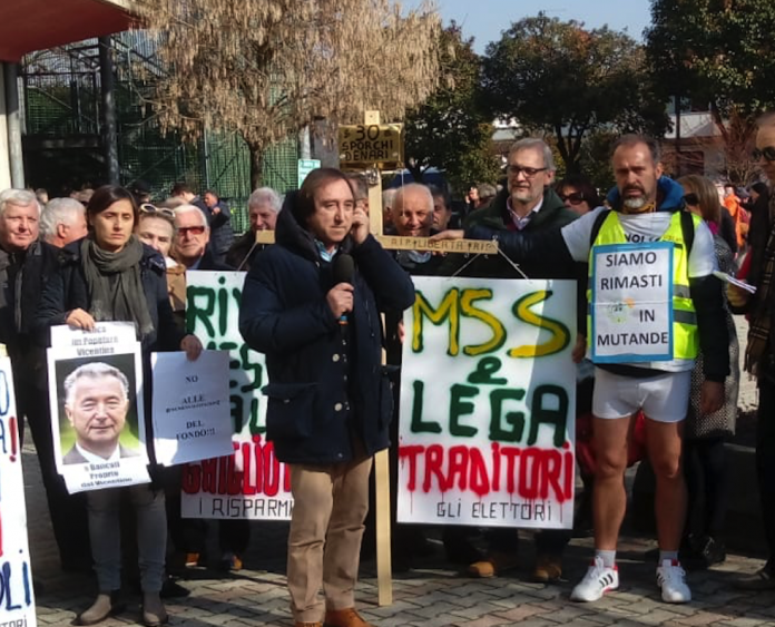La protesta a Vicenza contro Lega e M5S dei soci truffati ma censurati