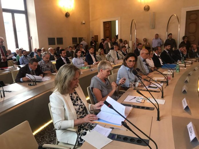 Consiglieri comunali di Vicenza durante una seduta in sala Bernarda