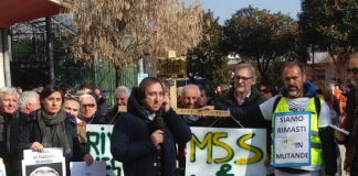 Di Maio e Salvini a Vicenza, una vittima delle banche: senza il decreto tutti a caccia di selfie Indennizzi Fir: protestano contro Lega e M5S Barbara Venuti Indennizzi: protestano contro Lega e M5S Barbara Venuti Consumatori attivi) e i soci delle associazioni della cabina di regia