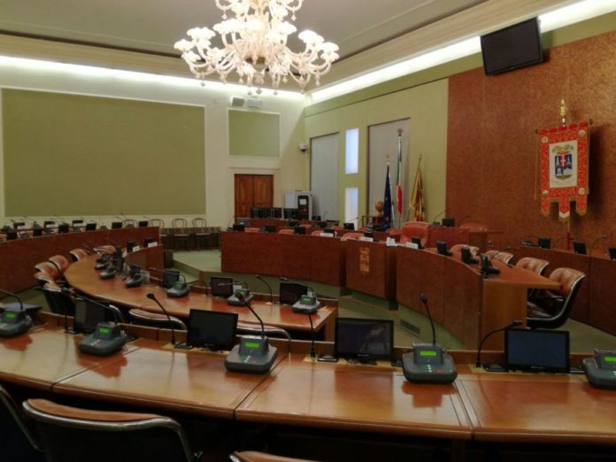 Prima delle elezioni provinciali la sala del consiglio vuota