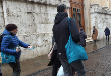 Opuscoli sui danni degli stupefacenti: Mondo Libero dalla Droga li ha distribuiti a Vicenza Volontari di Mondo Libero dalla Droga distribuiscono opuscoli a Vicenza