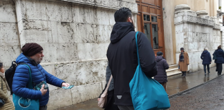 Opuscoli sui danni degli stupefacenti: Mondo Libero dalla Droga li ha distribuiti a Vicenza Volontari di Mondo Libero dalla Droga distribuiscono opuscoli a Vicenza