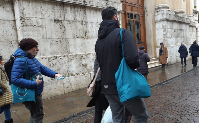 Volontari di Mondo Libero dalla Droga distribuiscono opuscoli a Vicenza