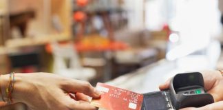 Dimentica la carta di credito in un negozio: il commesso va a farsi 4 pieni di benzina Tenta di pagare con Carta di credito non sua, denunciato