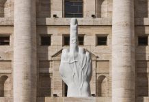 Dito medio dal finestrino dell’auto: finisce a bastonate