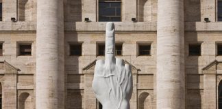 Dito medio dal finestrino dell’auto: finisce a bastonate