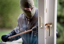 Rapine a Vicenza, Procuratore capo Bruno: in carcere a S. Pio X cittadino gambiano, già detenuto per altri reati, ricercato suo complice Rapine, un ladro in azione (foto di archivio)