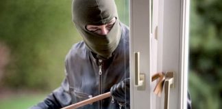 Schio, rapina in villa a pensionato: mani legate e bottino 100mila euro Rapine, un ladro in azione (foto di archivio)