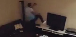 Lite in casa tra africani, schermo del televisore distrutto