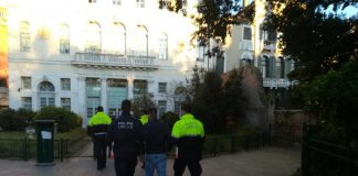 Tentano di scassinare il lucchetto di un pattino elettrico in via Poerio: la Polizia Locale arresta due giovani