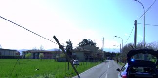 Esce di strada e abbatte una palina telefonica: traffico interrotto per tre ore a Thiene